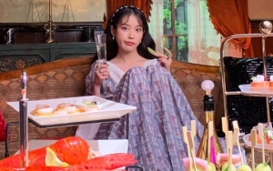 IU Pose Songong Buat Rayakan Pencapaian Instagram 'Hotel Del Luna', Netizen Malah Ngakak