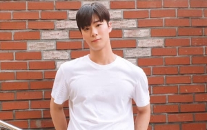 Moonbin ASTRO Pamer Foto Imut di Lokasi Syuting 'Moment at Eighteen', Sosok Ini Malah Curi Fokus