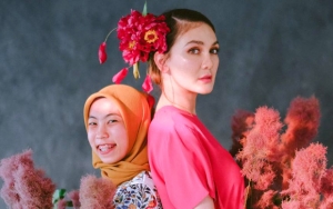 'Dusta' Reino Terkuak, Luna Maya Ramah Sholat Bareng Asisten dan Pamer Aura Cantik Sederhana