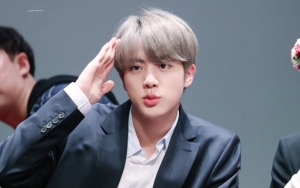 Jin BTS Potong Poni Tapi Kurang Rata, Netizen: Bodo Amat Masih Tampan