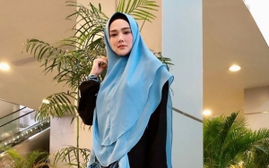 Mulan Ngebet Jadi Hajjah Pamer Mukena Mahal, Cara Tulis Ayat Al-Quran Diprotes