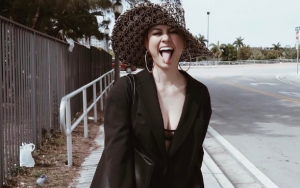  Berjemur di Pantai, Agnes Monica Dipuji Lebih Cantik Tanpa Make Up Meski Wajah Bintik-bintik