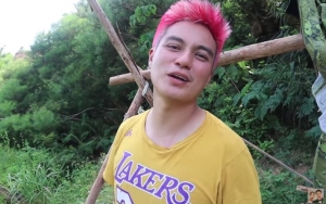 Baim Wong 'Terdampar' di Pulau Terpencil Pakai Sarung Hingga Minum Air Lewat Daun