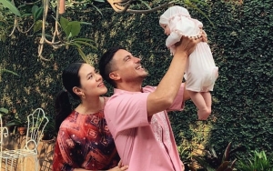  Hamish Daud Santai Biarkan Zalina Tengkurap Di Pantai, Netter Khawatir Ponakan Online Kebawa Ombak
