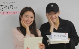 Gong Hyo Jin dan Kang Ha Neul Pose Imut Jalani Baca Naskah 'When the Camellia Blooms'