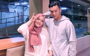Putri Delina Foto Bareng Pacar di Air Terjun Dikira Prewedding, Keberadaan 'Singa' Bikin Salfok