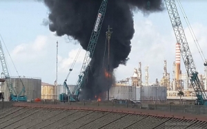 Masalah Minyak Tumpah di Karawang Belum Kelar, Kilang Pertamina di Balikpapan Terbakar