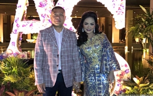 Penampilan Krisdayanti Kondangan Bareng Suami Dicibir Terlalu Menor 