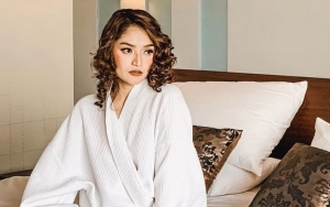  Pemotretan Buah Semangka Siti Badriah Bikin Salah Paham, Netter Mau Marah Tapi Nggak Bisa