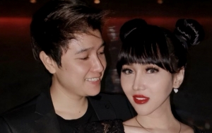 Lucinta Luna Tiduran di Salju, Pacar Gelantungan di Pohon Disorot Celana 'Rata' Ala Cewek