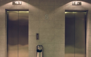 Mengerikan, Seorang Bocah Nyaris Tergantung Akibat Bermain Tali di Lift