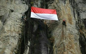 Jelang HUT RI Ke-74, Merah Putih Raksasa Dibentangkan di Probolinggo