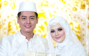 Roger Mengaji dan Cium Kening Cut Meyriska 'Istri Soleha', Fans Sopan Tak Tagih Malam Pertama