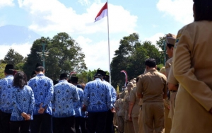 Viral Potret PNS Main HP Saat Upacara, Begini Luapan Emosi Warganet