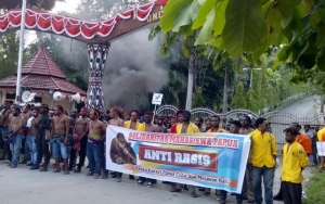 Demo Manokwari Rusuh Berujung Pembakaran Fasum, Polisi Upayakan Negosiasi