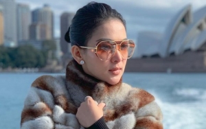 Syahrini Makin 'Cetar' Pakai Topi Super Lebar Malah Diledek Mirip Tikar