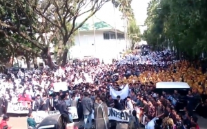 Aksi Demonstran Mahasiswa Tidak Hafal Lagu 'Indonesia Raya' Ini Tuai Cibiran Warganet