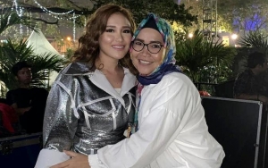 Ayu Ting Ting Dibully Pakai Baju Seksi, Umi Kalsum Semangati Putrinya Malah Diledek Sok Terzalimi