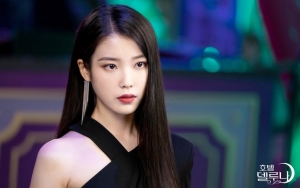IU Duduk Seksi Syuting 'Hotel Del Luna', Netizen Kagumi Bodi Coca Cola