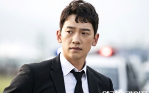 Rain Super Imut Kenakan Celemek Wanita di Foto Adegan 'Welcome 2 Life'
