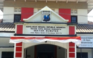 Petugas Polsek Bubutan Kejar Pemuda Ini Saat Gelar Razia Teroris di Surabaya