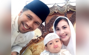 Jarang Tersorot, Arumi Bachsin Pamer Foto Langka Putranya Bareng Suami