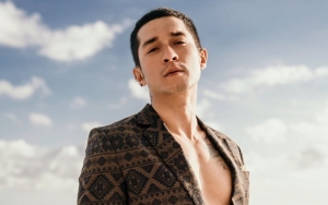  Keren Abis! Intip Pemotretan Unik Miller Khan Topless Dililit Plastik