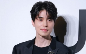 Lee Dong Wook Pemotretan Topless, Kulit Super Putih Dicurigai Vampir
