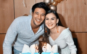  Irish Bella Kembali Bagikan Foto Maternity Unik Basah-basahan Bareng Suami