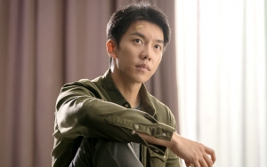 Lee Seung Gi Super Kekar dengan Lengan Bertato di Foto Adegan 'Vagabond'
