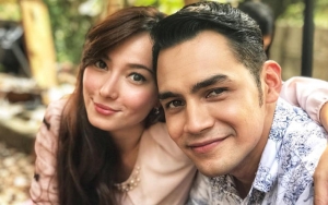 Awet Gembok Komentar, Intip Mesranya Asmirandah-Jonas Rivanno Selfie Colongan Dalam Tenda