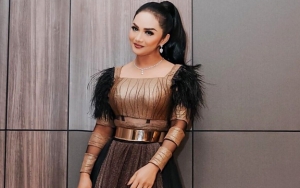  Krisdayanti Menawan Pose 'Kepala Pusing' Awut-awutan Di Pemotretan