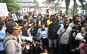 Alasan Mahasiswa Papua Tolak Miras Pemberian Polisi: Tidak Manusiawi Menganggap Kami Peminum