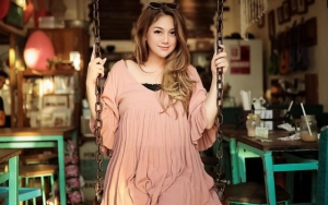  Foto Setengah Badan, Celine Evangelista Tampak Langsing Sudah Lahiran?