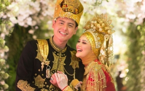 Roger Danuarta Elus Perut Istri, Cut Meyriska Gemukan Tanda Sudah Hamil?