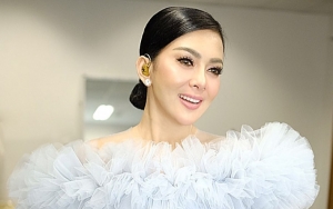 Syahrini Dituding Lipsync Gara-Gara Nyanyi Hingga Mikrofon Pindah ke Mata