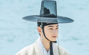 Tingkah Imut Cha Eunwoo di Lokasi Syuting 'Rookie Historian Goo Hae Ryung' Sukses Bikin Gemas