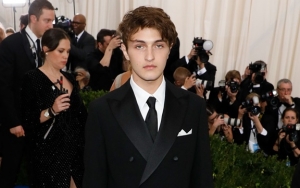 Foto Pembaptisannya Jadi Viral, Ini Pengakuan Anwar Hadid Soal Agama