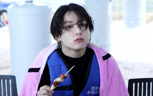 Viral Foto Jungkook Cilik Girang Berburu Kerang Bikin Fans BTS Gemas Maksimal