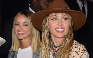 Miley Cyrus Kedapatan Cium Kaitlynn Carter di MTV Video Music Awards 2019