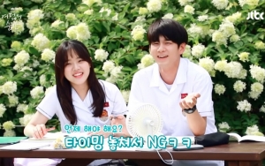 Ong Sung Woo Sempat Ragu Kecup Kim Hyang Gi Saat Syuting 'Moment At Eighteen'