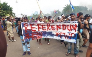 Papua Tuntut Referendum, Bendera Bintang Kejora Berkibar di Seberang Istana