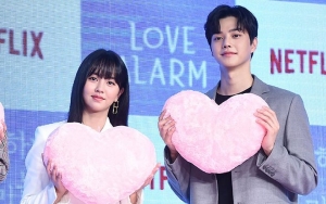 Kim So Hyun dan Song Kang Curhat Rasanya Syuting Ciuman Hot di 'Love Alarm'