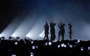 Idol K-Pop Sering Dilempar Barang Saat Konser, Netizen Tuduh Fans Asia Tenggara