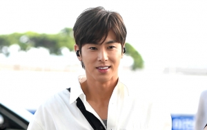 Visual 'Menua' Yunho Disorot Saat Berangkat ke Jakarta Jelang Konser TVXQ