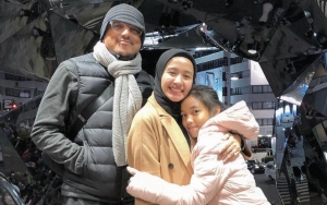 Laudya Cynthia Bella Elus Perut Dikira Hamil, Suami 'Hot Daddy' Topless Macho Sambil Berenang