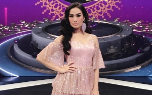  Iis Dahlia Cuek Tampil Tanpa Riasan Meski Kumis Mencolok Jadi Omongan