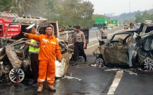 Kisah Saksi Kecelakaan Maut Tol Cipularang, Lihat Korban Terjepit dan Terbakar