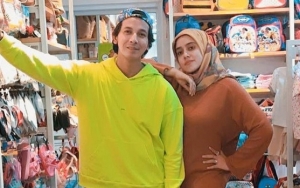 Fairuz Cantik Alami Tanpa Make-Up Naik Pesawat Mewah, Sonny Bercelana Ketat Bak Idol Korea