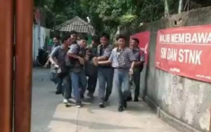 Gagal Prank Temannya Yang Ultah, Para Siswa Ini Justru Nyemplung Bersama